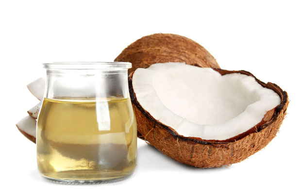 Алба сама прави пилинг за лице